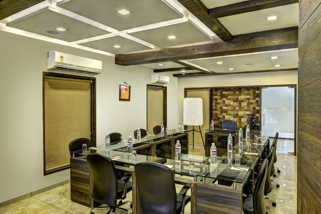 Hotel Aaram Orchard อาเมดาบัด ภายนอก รูปภาพ
