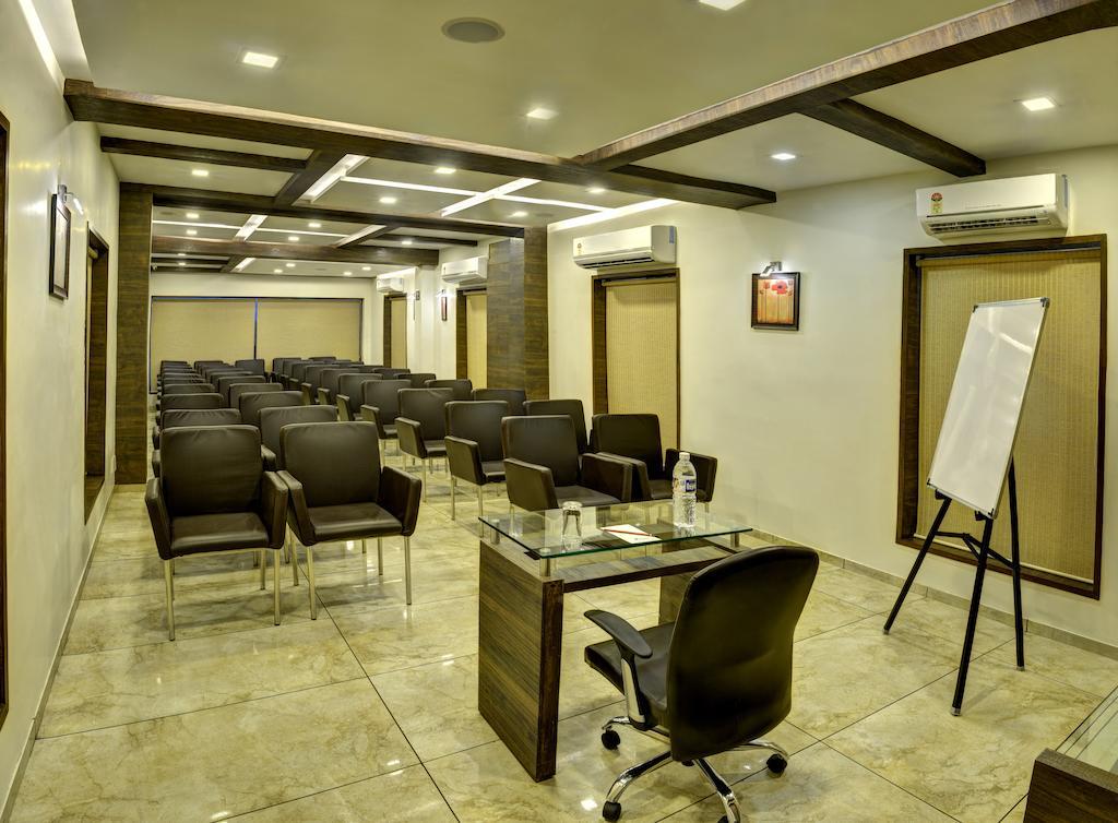 Hotel Aaram Orchard อาเมดาบัด ภายนอก รูปภาพ
