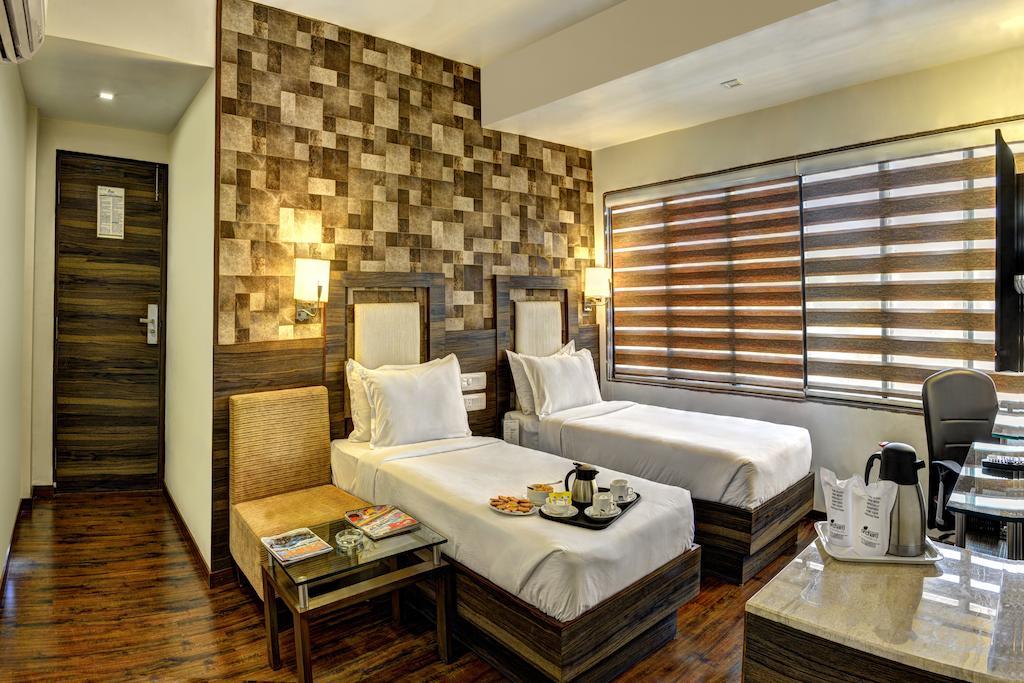 Hotel Aaram Orchard อาเมดาบัด ภายนอก รูปภาพ